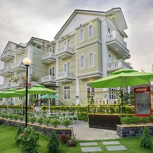 Golden Bell Backpacker & Pool Bar Villa Hoi An